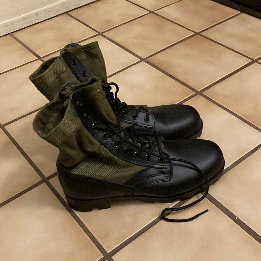Size 11 Rothco mens jungle boots
